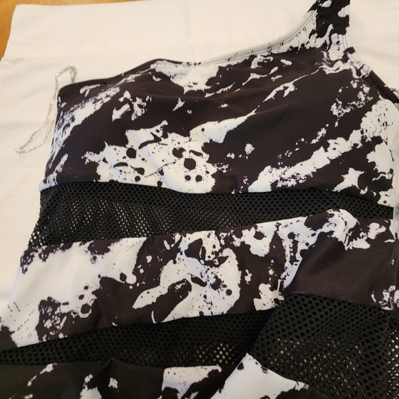 Carmen Marc Valvo Monochrome One-Shoulder Swimsuit Comes With Extra Strap. - Picture 3 of 8